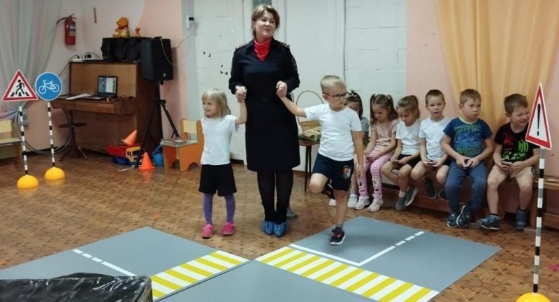 Новгородские дошкольники с помощью сюжетно-ролевых активностей формируют навыки безопасного поведения в транспортной среде