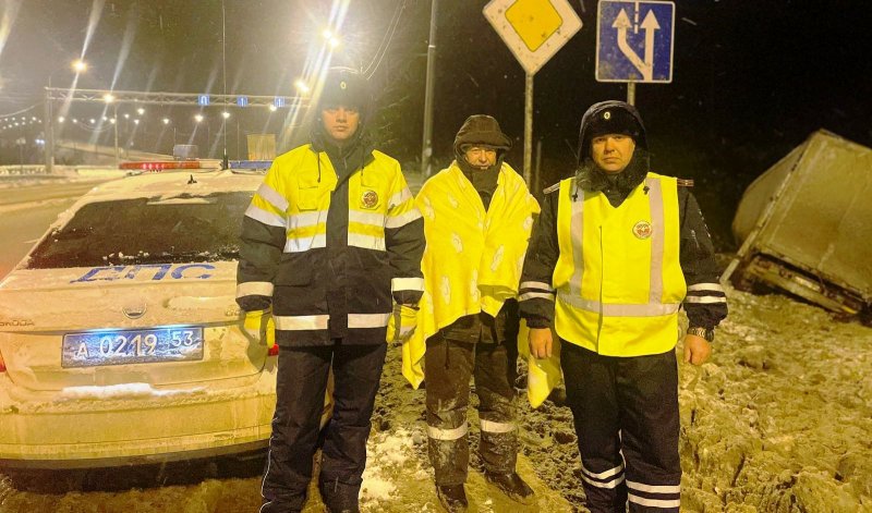 Новгородские автоинспекторы помогли замерзающему водителю большегруза из Саратовской области, попавшему в ДТП на федеральной автодороге